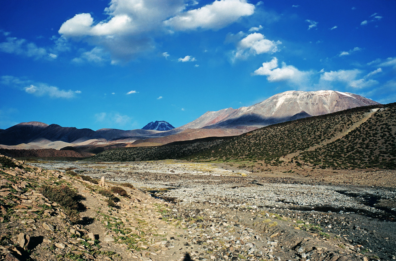 chi_9_11 lascar.jpg - Atacama Volcan Lascar Volcan actif culminant à 5200 m. Le mauvais temps arrivé le lendemain et l'ensablement du véhicule sur la piste nous interdira le sommet..
